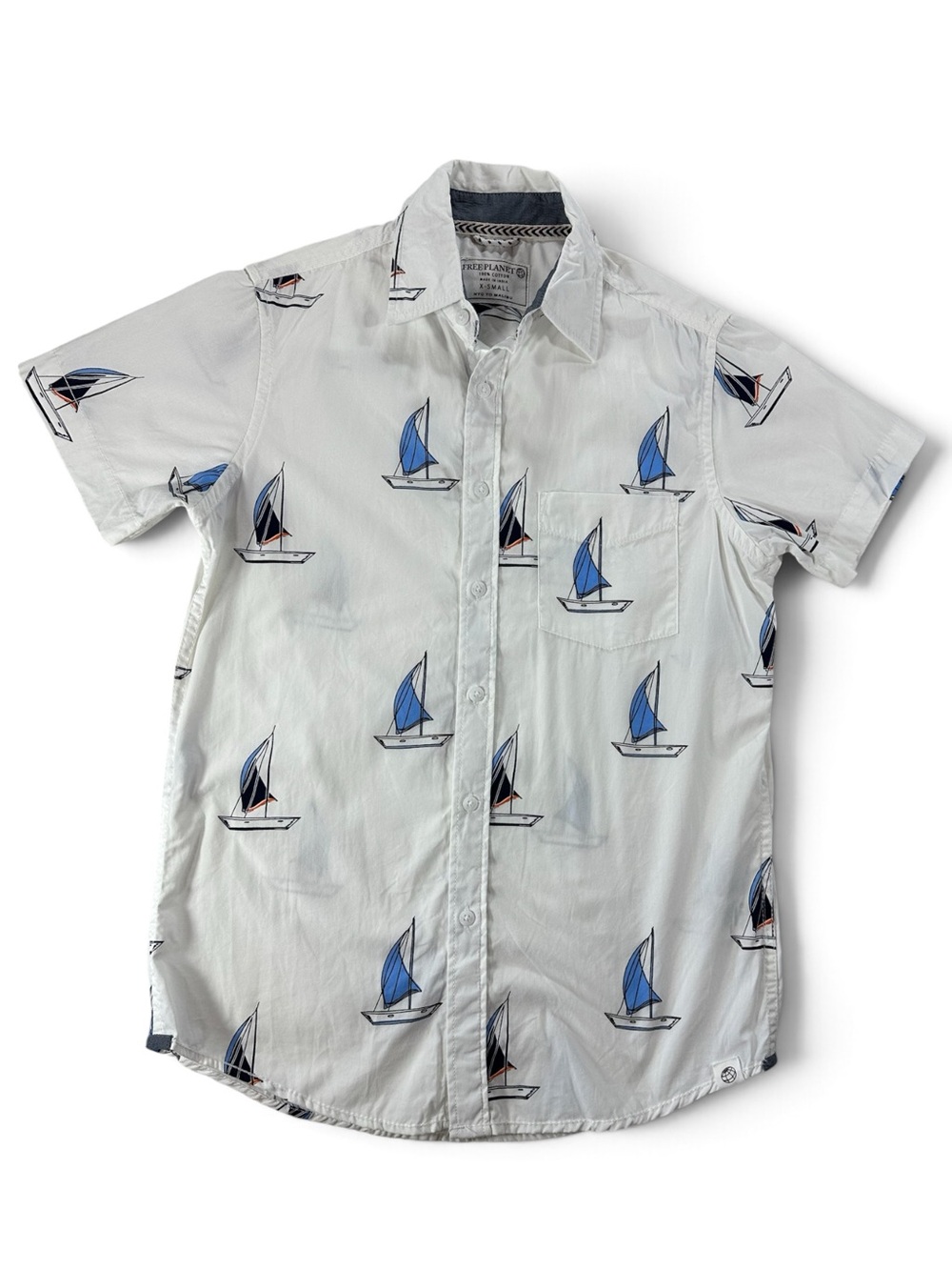 Free Planet Men’s XS White Short-Sleeve Button-Up with Blue Sailboat Print